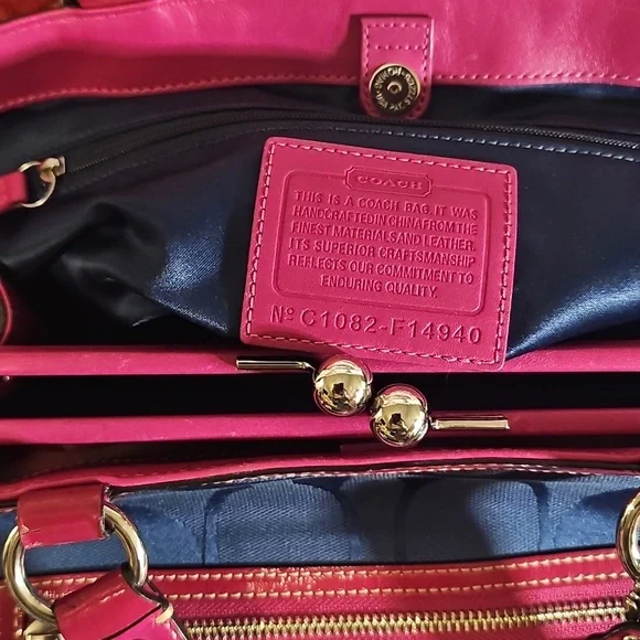 Coach Laura Kisslock 14940 GUC - Picture 4 of 12